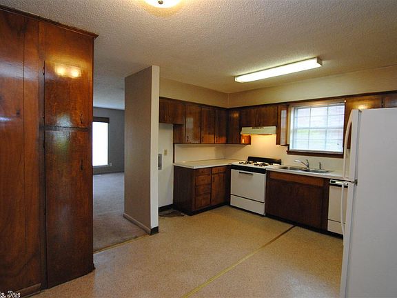 3rd image of 915 W Scenic Dr