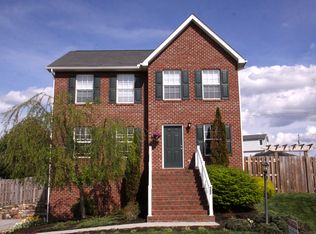 980 New Village Dr NW, Christiansburg, VA 24073