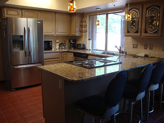 2nd image of 2830 N La Cienega Dr