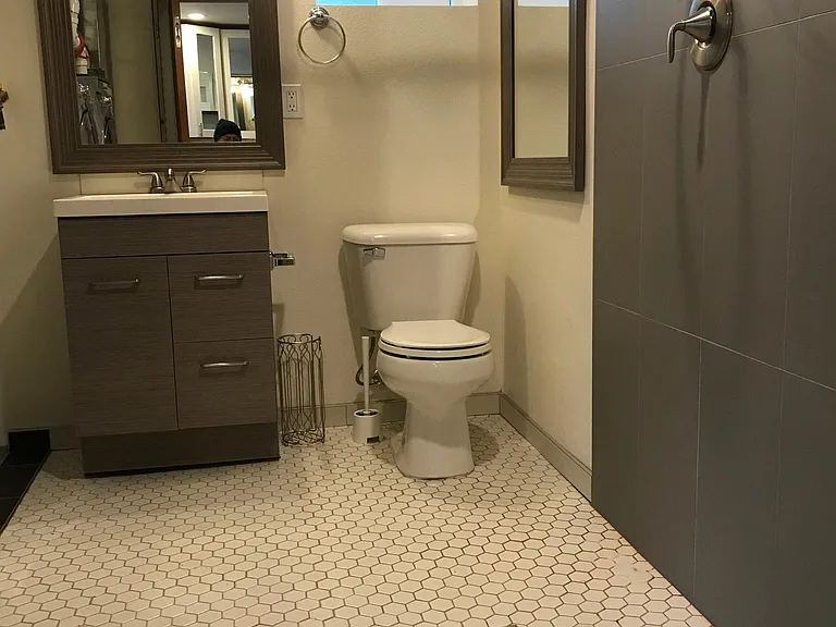 BOTTOM DUPLEX WITH MODERN SHOWER, DAYLIGHT, LARGE WASHER AND DRYER