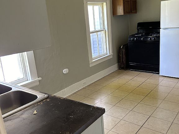 3rd image of 3212 East Ave APT 4
