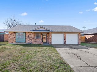 921 Newport Ave, Moore, OK 73160