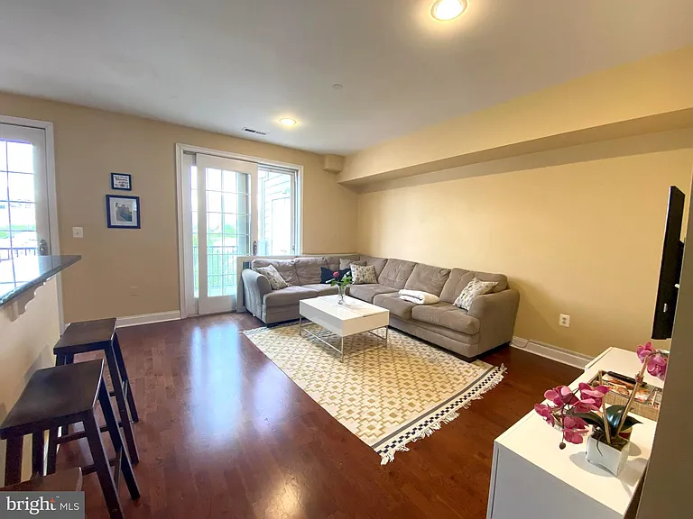 303 Admirals Way — Photo 8