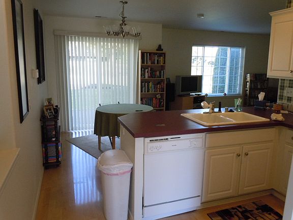 3rd image of 2850 W Maplewood Ave