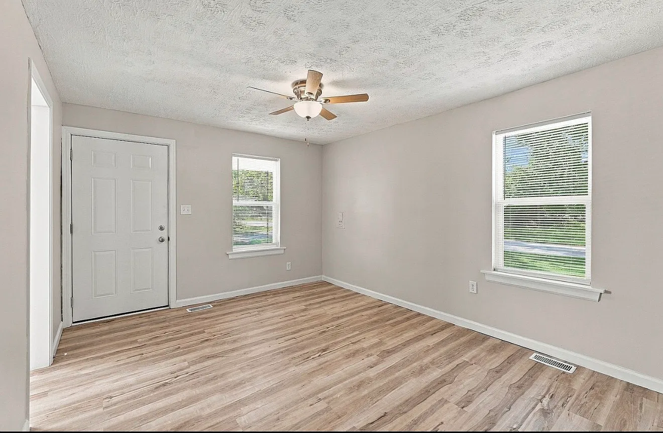 2 bed, 700 sqft, $1,200 — Photo 2