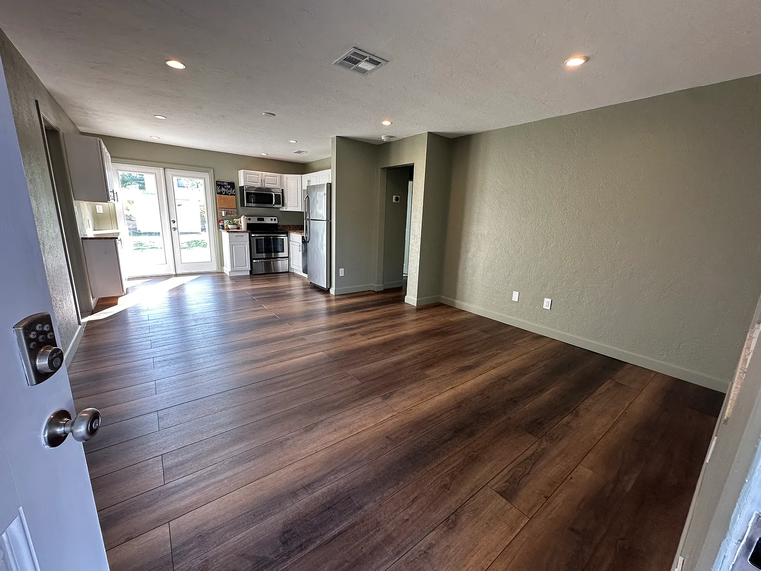 3 bed, 1105 sqft, $2,600 — Photo 3