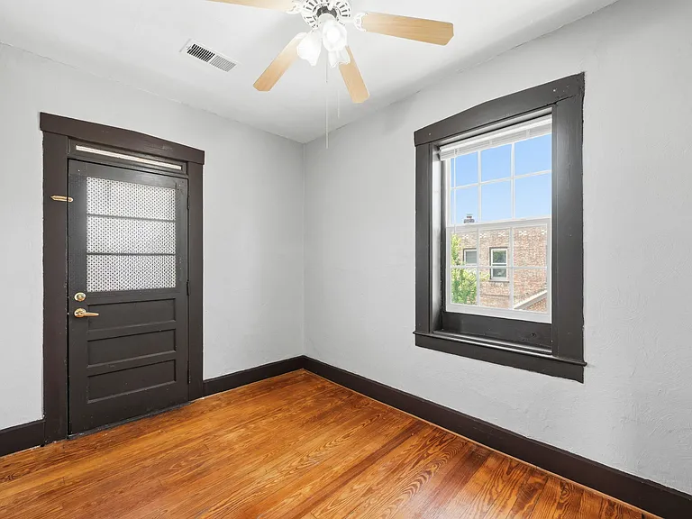 511 W Schirmer St #2F — Photo 18
