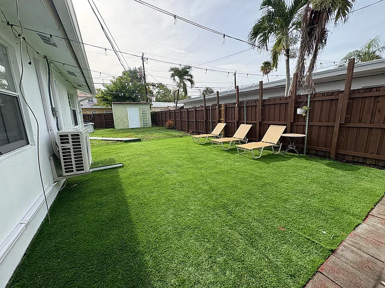 1032 NE 16th Ter — Photo 38