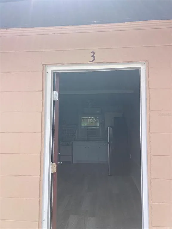 1 bed, 1.0 bath, 295 sqft, $950 — Photo 2
