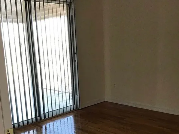 104-43 Ditmars Boulevard image 5 of 12