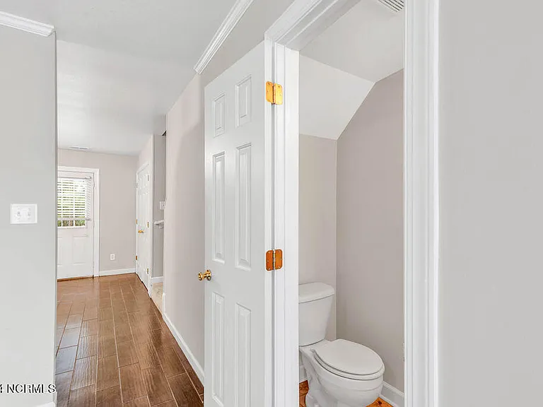 300 Streamwood Dr — Photo 7