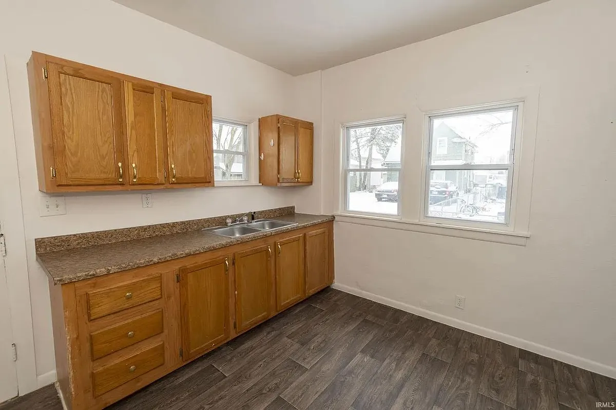 Unit Photo - 914 W 6th St