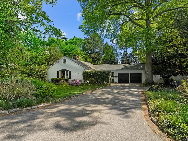 194 W Neck Rd — Photo 1