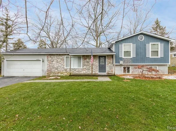 2120 Daintree Ave, West Bloomfield, MI 48323