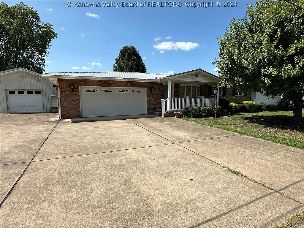 216 Oak St photo 1