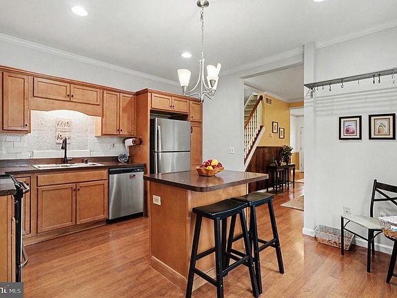 4th image of 301 W 2nd St