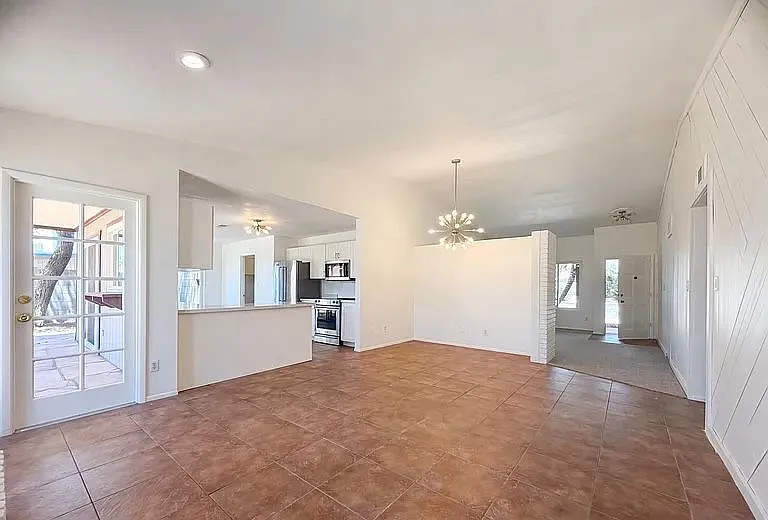 1304 W Alamo Dr — Photo 6