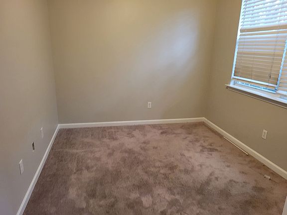 3rd image of 4 Roberts Hill Dr