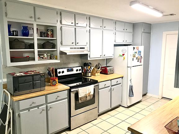 4th image of 906 Eisenhower Dr