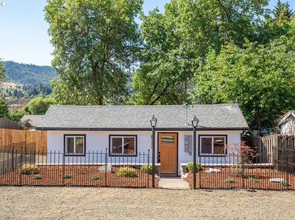 2149 NE Malheur Ave, Roseburg, OR 97470