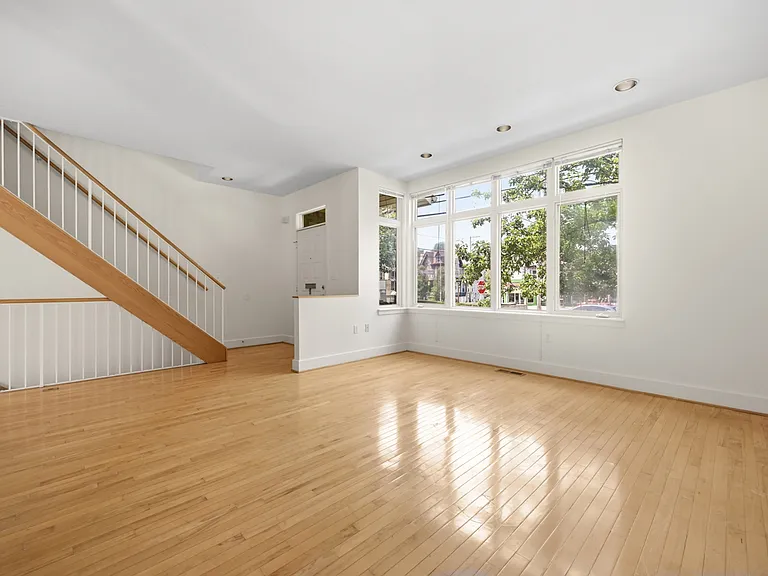 251 Carron St — Photo 3