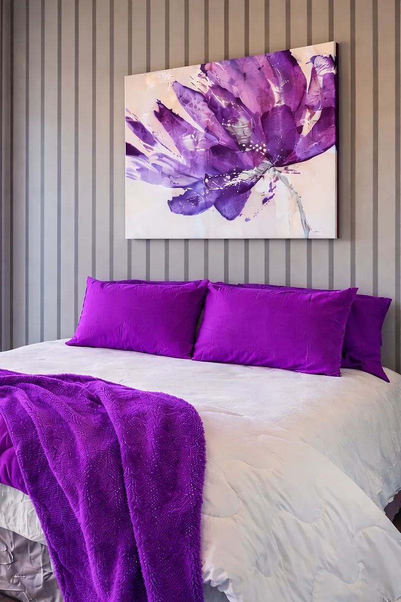 Queen Ensuite - E Broncos Pl