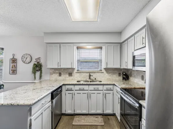 6417 Loma Vista Dr, Watauga, TX 76148