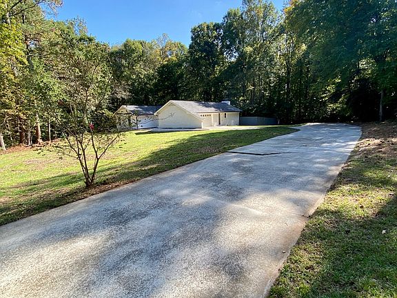 2nd image of 2605 Glendale Ct NE