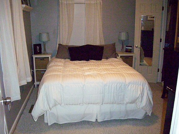 bedroom w walk-in closet