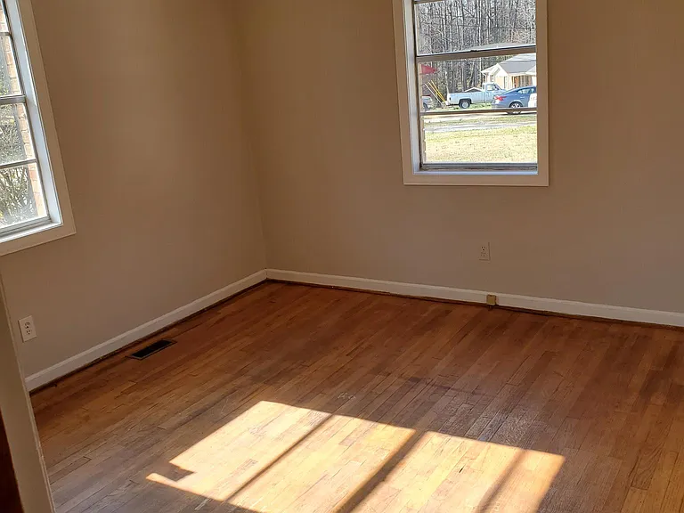 318 Blossom Dr — Photo 3