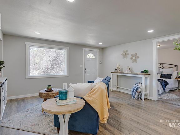 2nd image of 204 S Juniper St