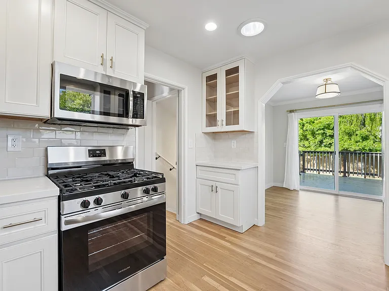 543 Liberty St — Photo 9