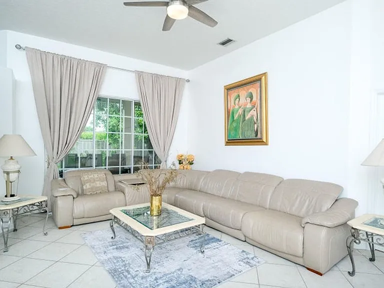 1814 Wisteria St — Photo 3
