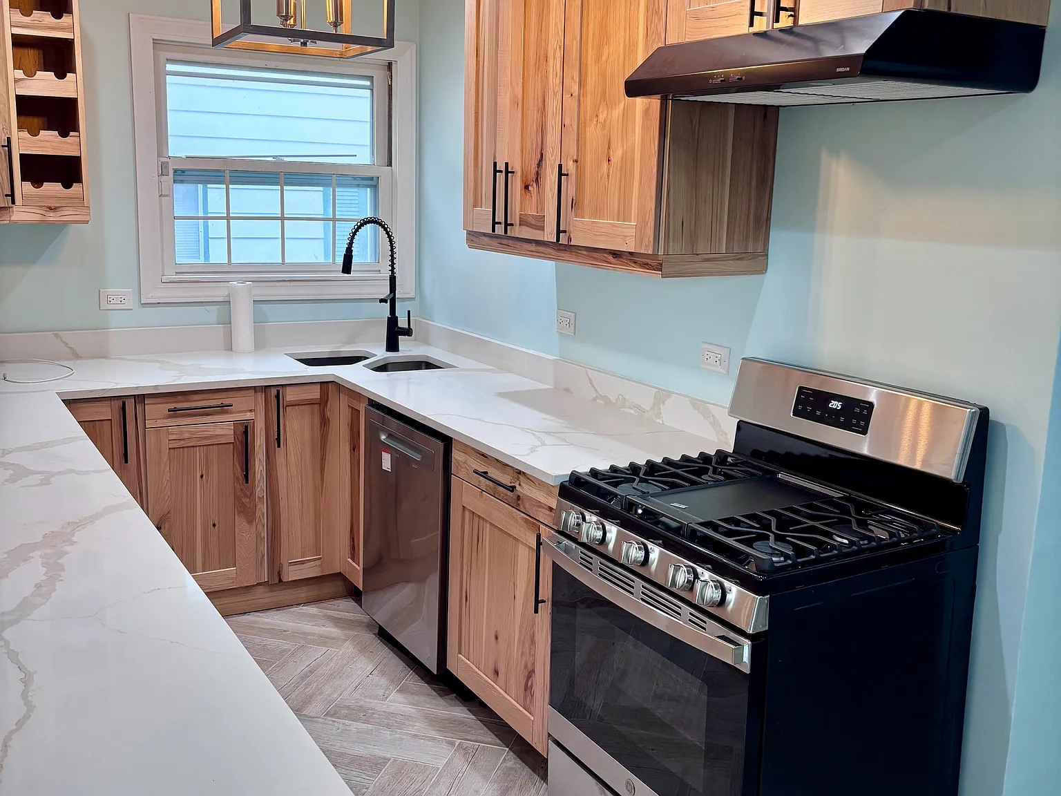 3 bed, 1.5 bath, 1254 sqft, $2,450 — Photo 2