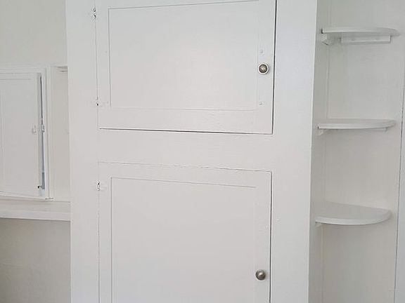 2nd image of 2711-21 Lincoln Ave #2711