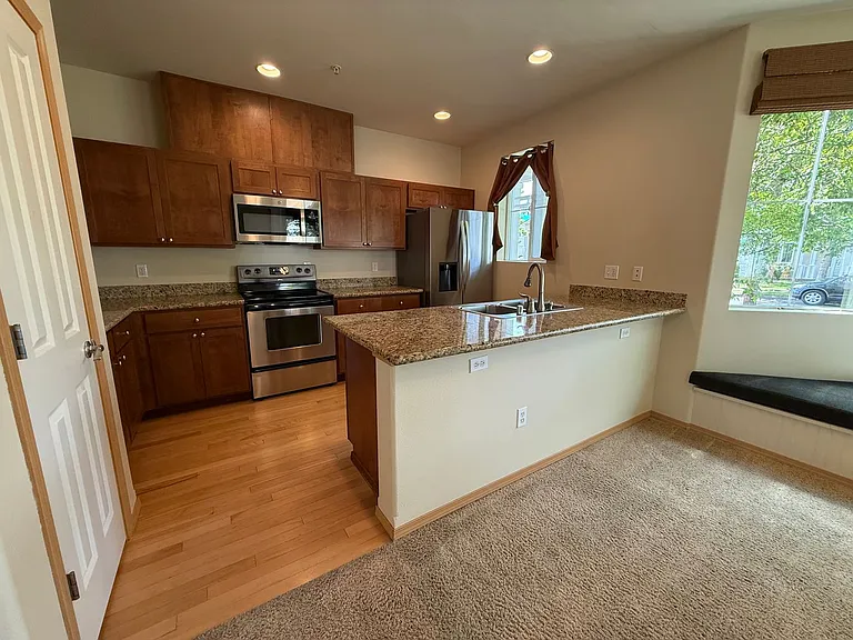 2050A Garry Oaks Ave — Photo 5