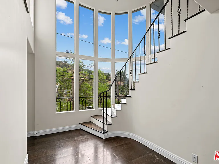 1759 N Beverly Dr — Photo 2