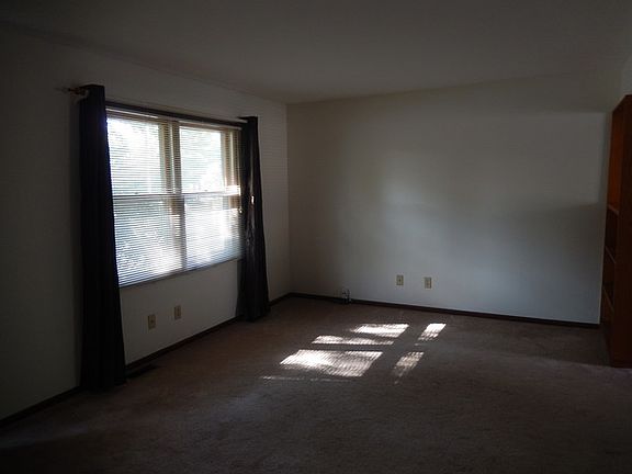 3rd image of 201 Basswood Dr