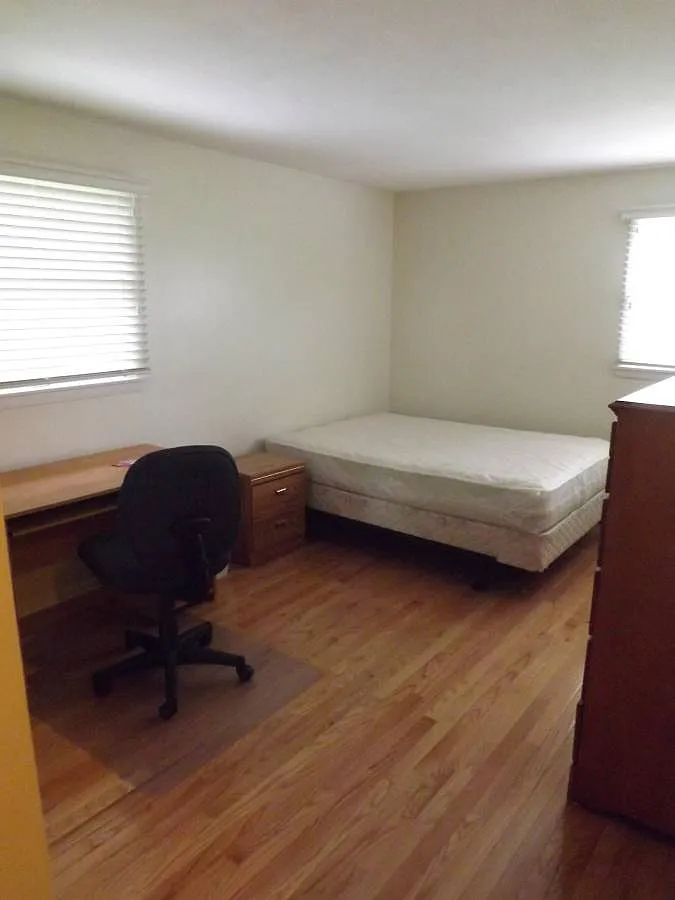3 bed, 1100 sqft, $1,950 — Photo 3