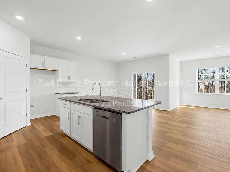 1312 Secrest Commons Dr — Photo 7