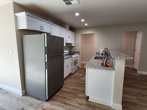 3rd image of 131 Glacier Ct