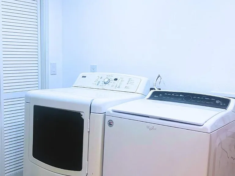 Washer/dryer included