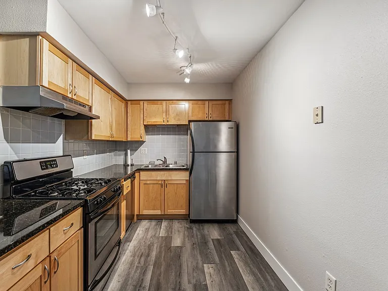 2121 N Cambridge Ave #108 — Photo 7