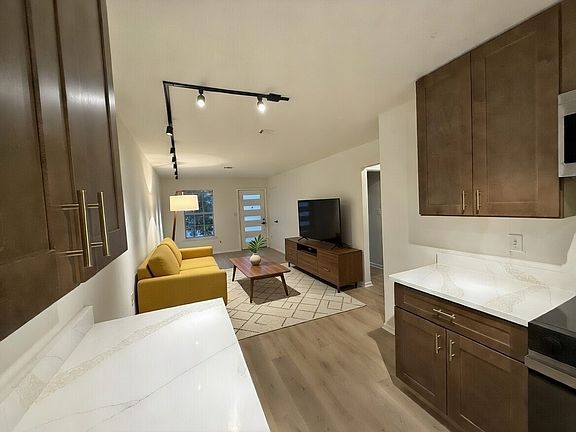 3rd image of 1281 Redwood Ln APT B