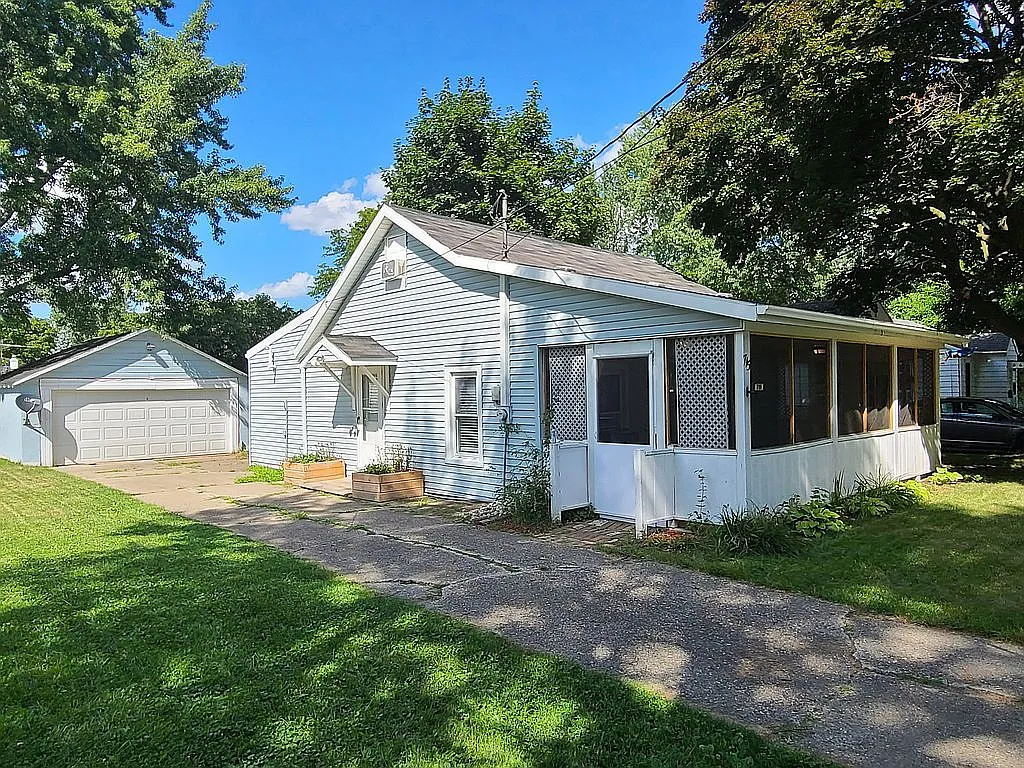 715 Julia St photo 1