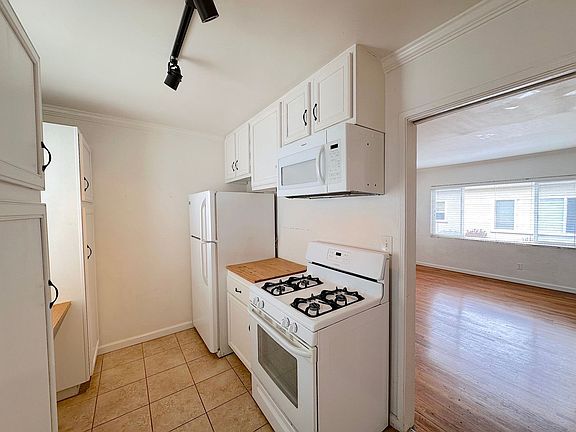 2nd image of 4746-4756 1/2 Point Loma Ave #4748