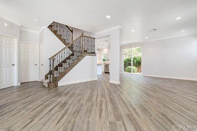 5 bed, 2300 sqft, $6,300 — Photo 3