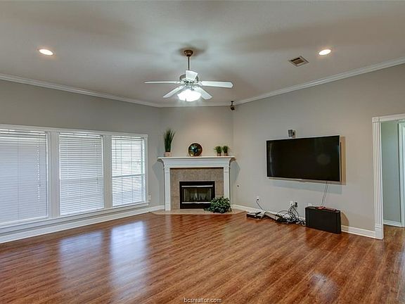 4th image of 4904 Park Land Dr