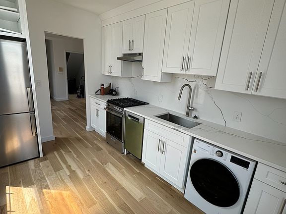 4th image of 52 Hausman St Floor 3