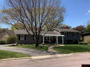 211 Crestwood Dr, North Mankato, MN 56003